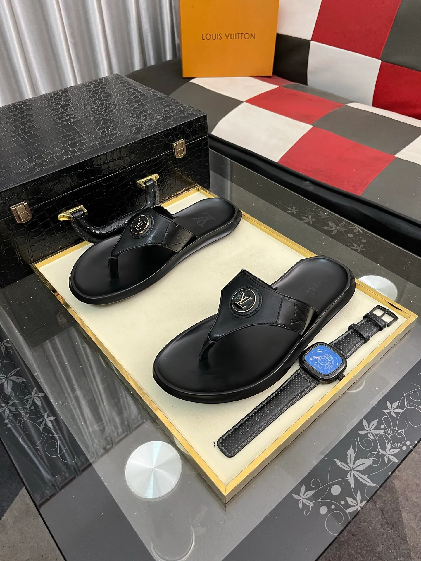 Men's shoes 💰260⌚️⌚️lv-Louis Vuitton) new men's sandals, high-end boutique, exquisite embossed logo decoration on the upper, fine workmanship, super soft soles, casual, loose and comfortable, a must-have in summer! \nsize: 38-443️⃣Colors available